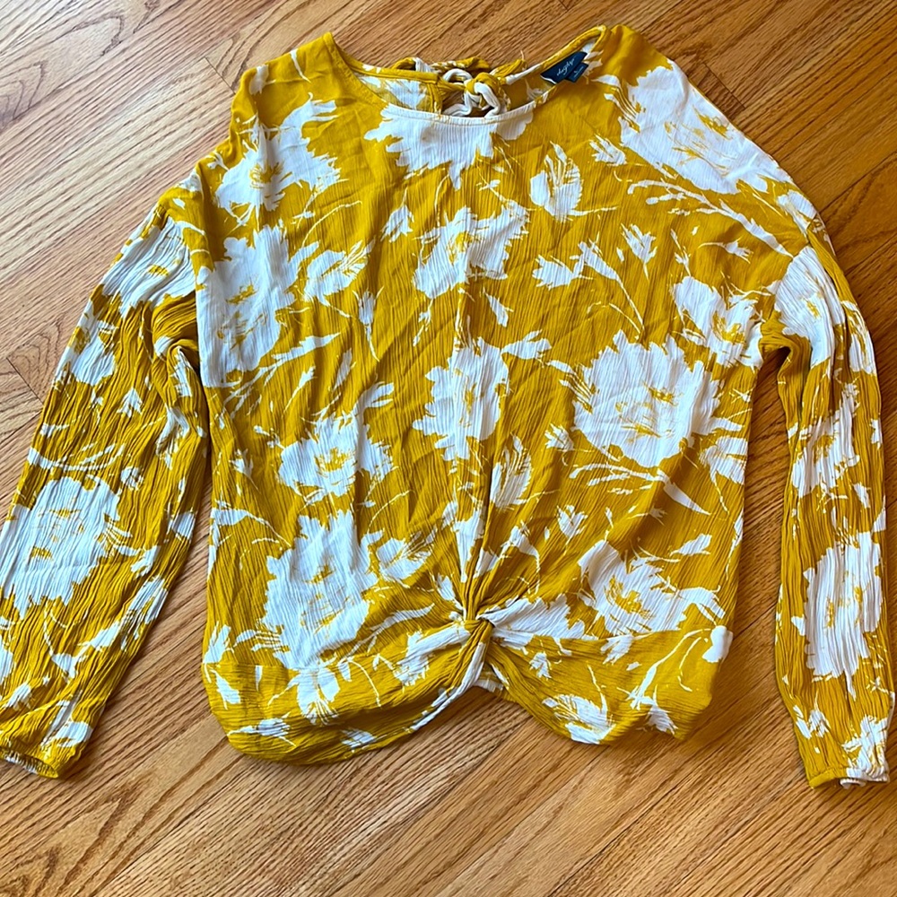 Woman’s yellow/white top